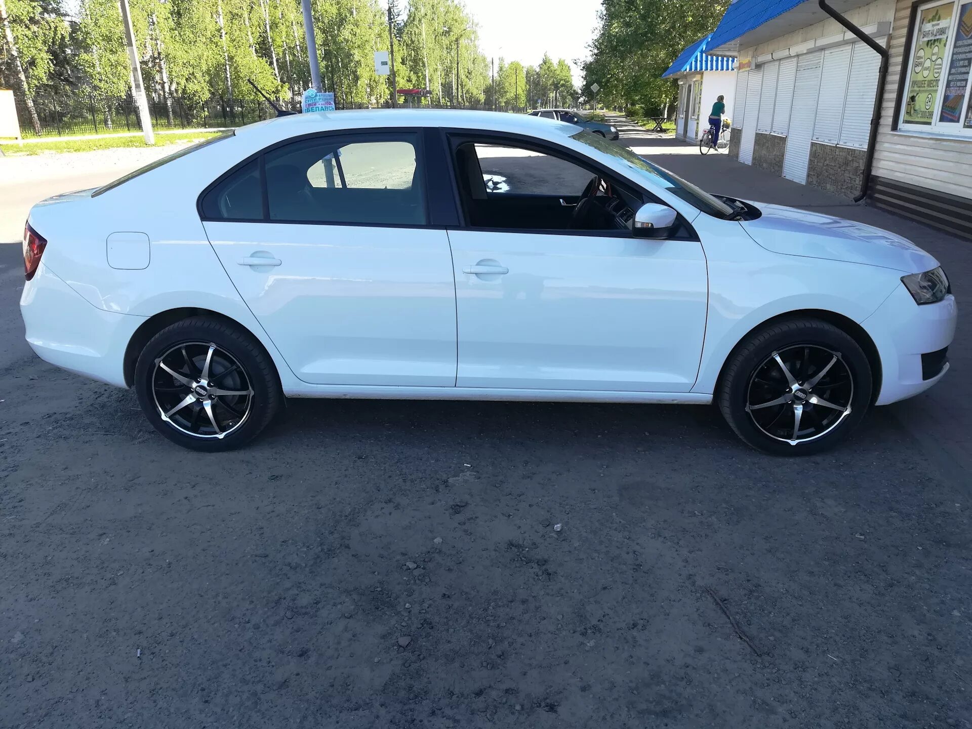 Литые диски 15 радиус шкода. Диски Skoda Rapid r15. Диски для Skoda Rapid r17 графит. Skoda Rapid белая r15 литье. R17 7,5 et38 Шкода Рапид.