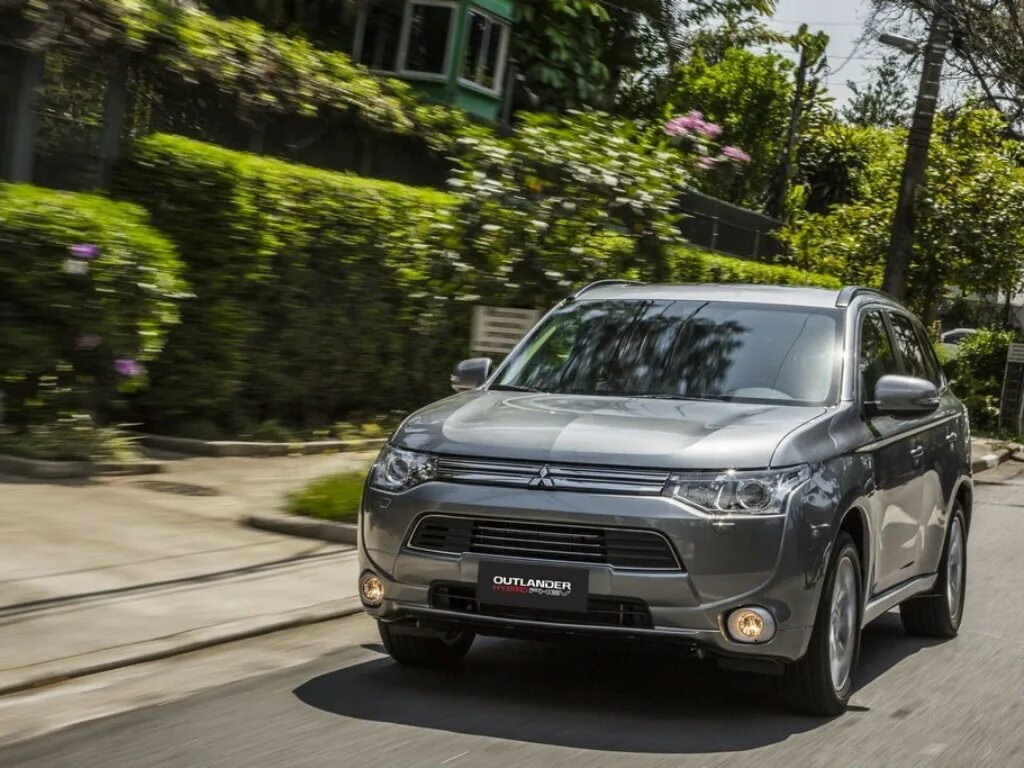 Phev гибриды. Митсубиси Аутлендер PHEV 2015. Mitsubishi Outlander PHEV. Mitsubishi Outlander PHEV 2.4 G 4wd. B2515 Mitsubishi Outlander PHEV.