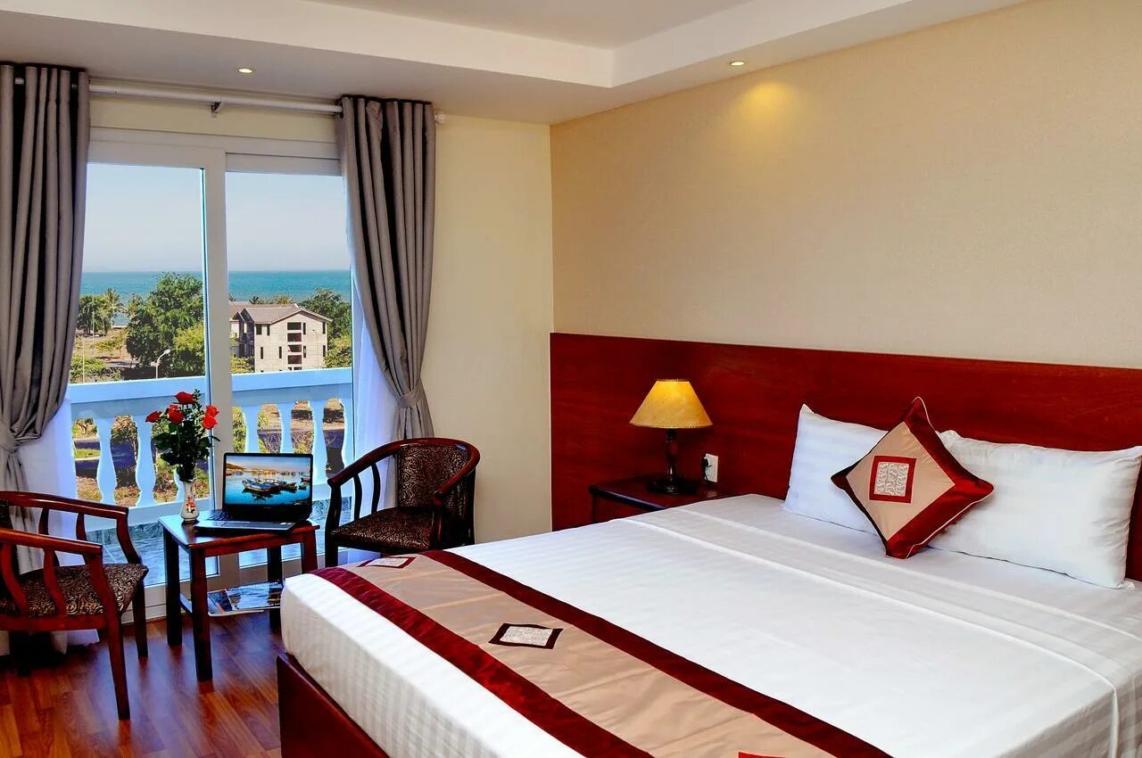 Хон там вьетнам. Нячанг дядя. Нячанг дядя. Нячанг отель маджестик. Отель majestic premium hotel.