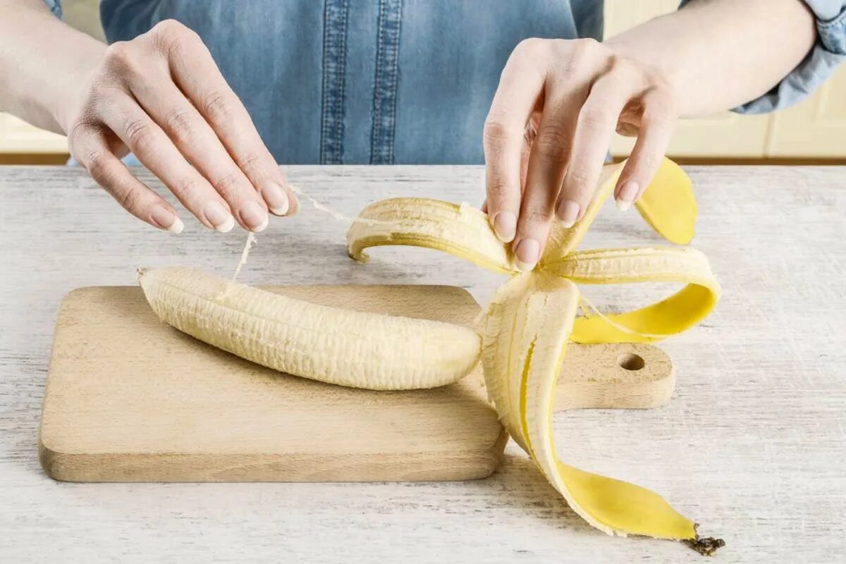 Снять кожуру. Банан очищенный. Банановая кожура. Шкурка от банана для пяток. Числка банана.