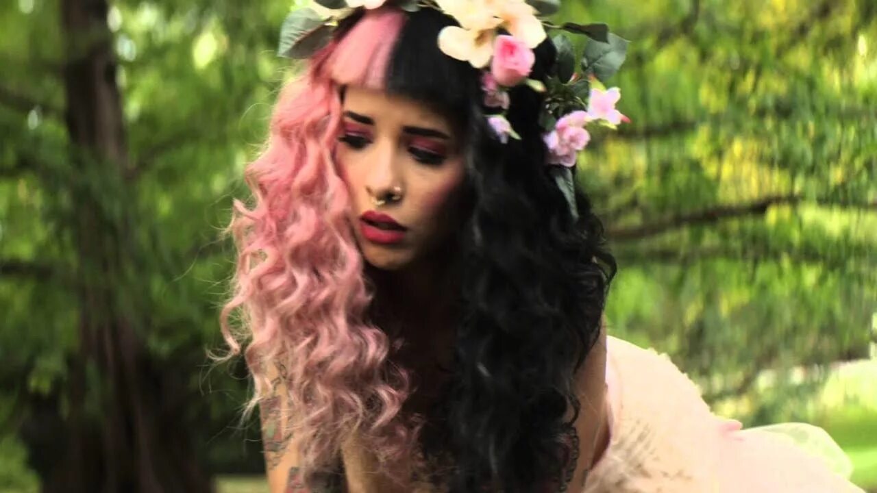 Training wheels melanie. Melanie Martinez. Мелани Мартинес волосы. Melanie Martinez Merch.