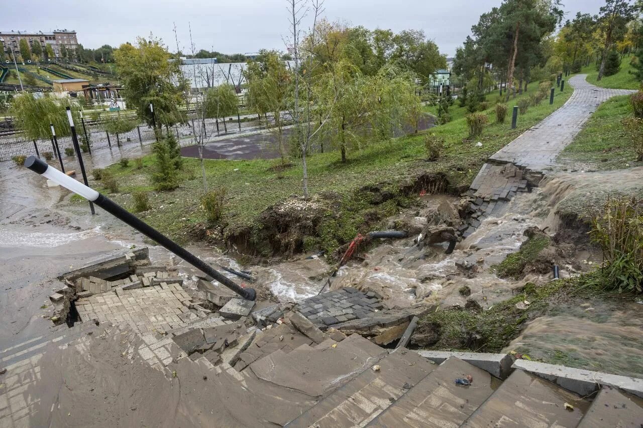 Грозили сегодня. Канализационный коллектор обвалился. Потоп в Волгограде. Аварии на канализационных системах.