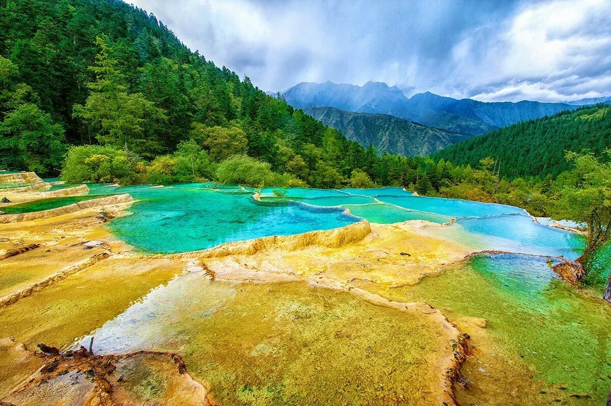 Хуанлун. Заповедник хуанлун (желтый дракон). Китай заповедник хуанлун желтый дракон. Террасы хуанлун. Национальный парк хуанлун, сычуань.