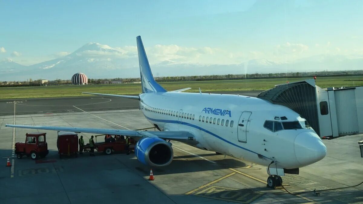 Армения Airways авиакомпания. Самолет Боинг 737 Armenia. Боинг 737 Армения авиакомпания. Боинг 737 армянские авиалинии. Трудовая армения краснодарский край самолет