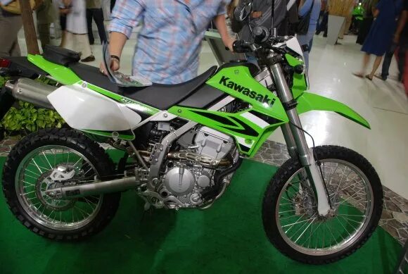 Kawasaki 150 кубов питбайк. Кавасаки 150. Кавасаки 126. Кавасаки 150. Кавасаки klx 150.