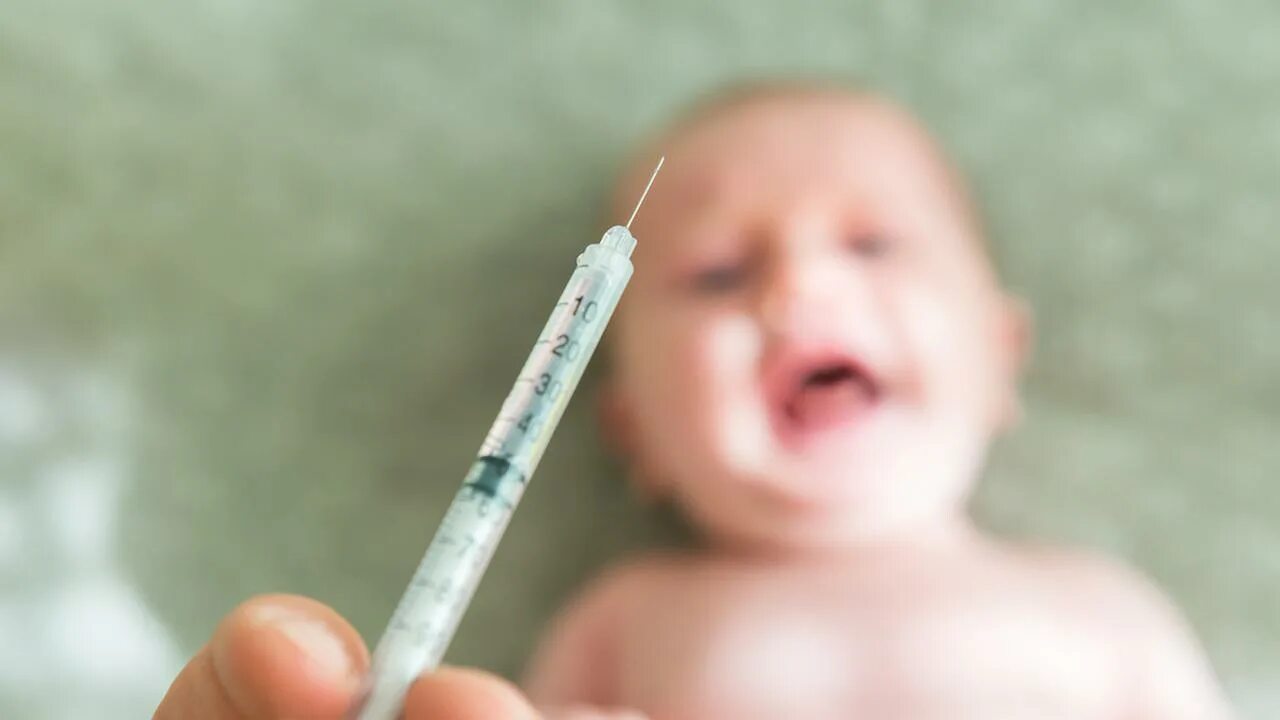 Гепатит в вакцинация новорожденных. Вакцинация новорожденного. Прививка для новорожденных. Вакцинирование новорожденных. Вакцинация новорожденных в роддоме.