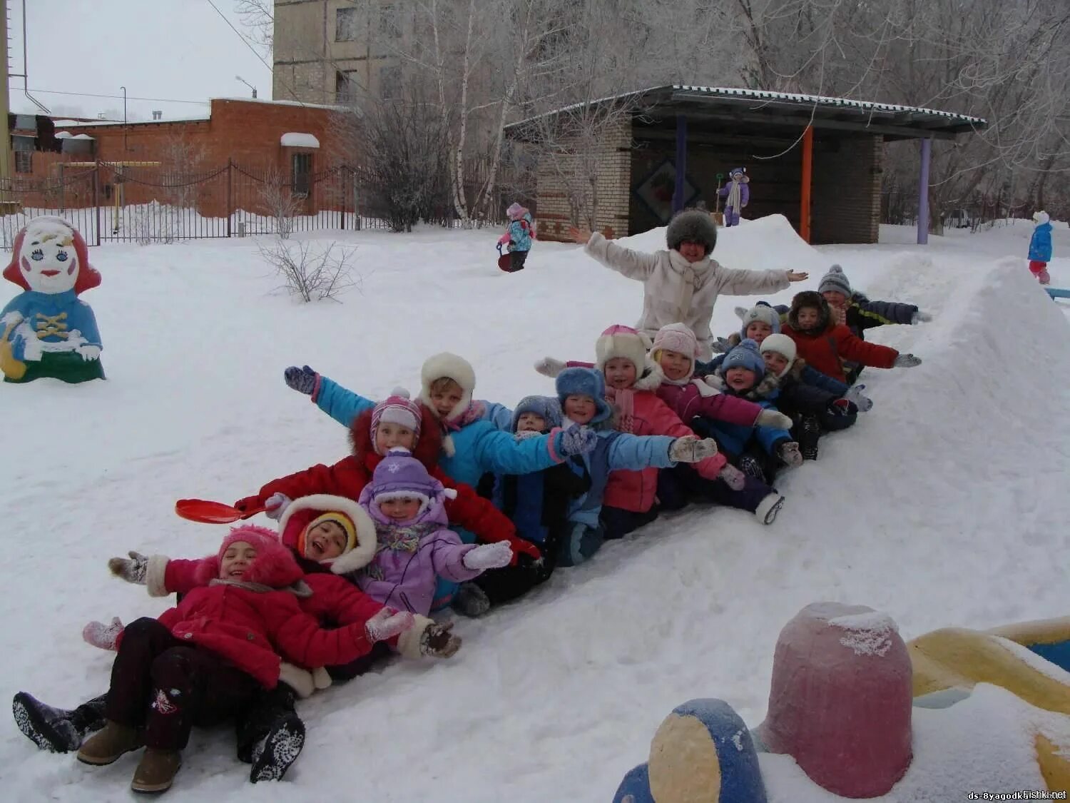 Подвижные игры на снегу. Дети на прогулке в детском саду зимой. Дети в садике на прогулке. Зимние развлечения для детей на улице. Зимние развлечения в садике.