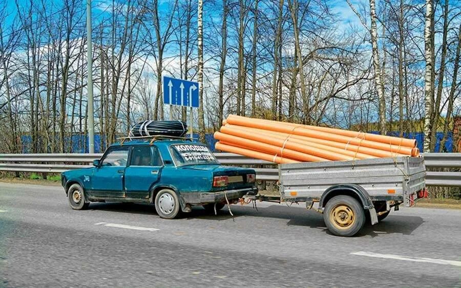 Прицеп везет машину. ВАЗ 2105 С прицепом. ВАЗ 2101 С прицепом. ВАЗ 2107 С прицепом 2.5 метра.