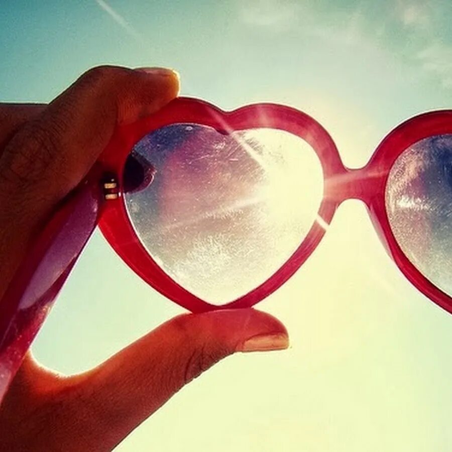 I want glass. Розовые очки. Очки сердечки. Лето сквозь очки. Очки сердечки девушка.