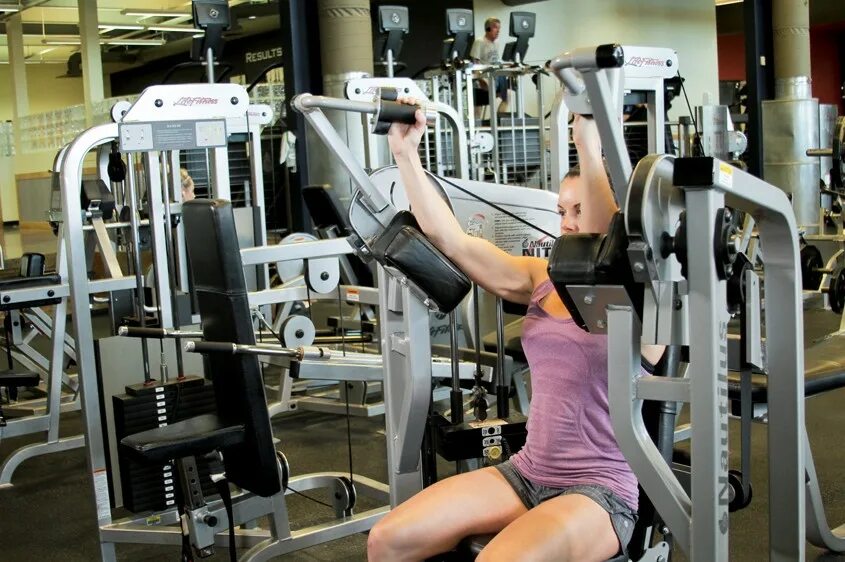 Тренажер для ног. Сгибание голени в тренажере. Тренажеры в тренажерном зале. Гиперэкстензия становая тяга. Тяга верхнего блока к груди широким хватом.