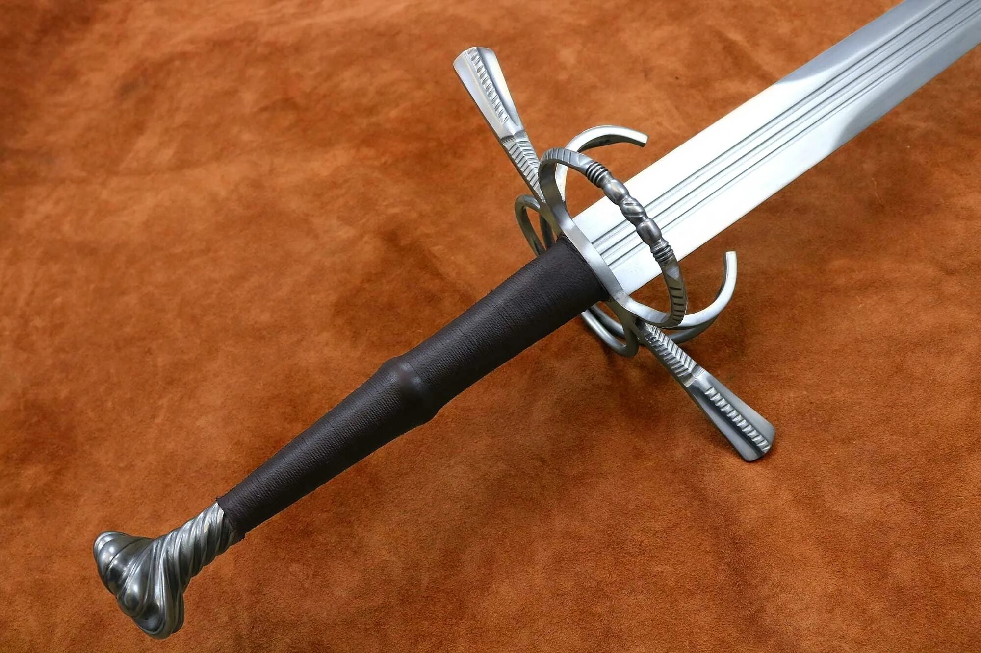 Оружие с длинным клинком. Цвайхандер меч. Фламберг цвайхандер. Немецкий меч цвайхандер. Двуручный меч цвайхандер.