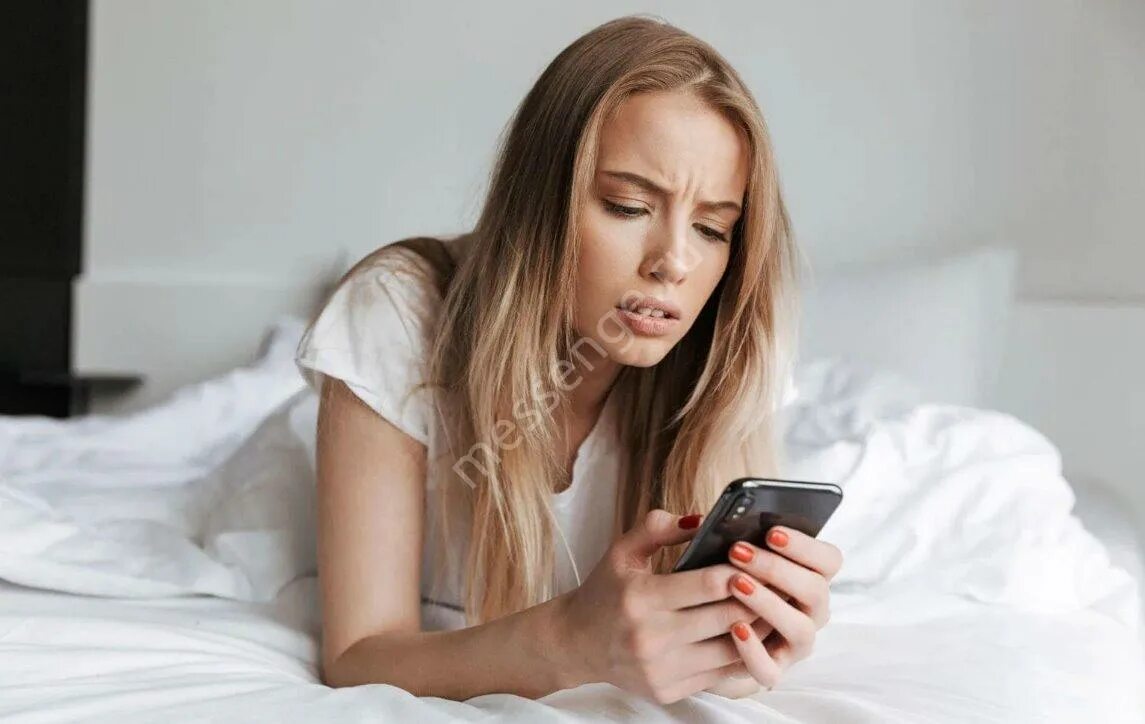 Сейчас ты просишь 500. Переписка с оно. Грустная девушка с телефоном. Удалился из друзей. Внешность имеет значение юмор.