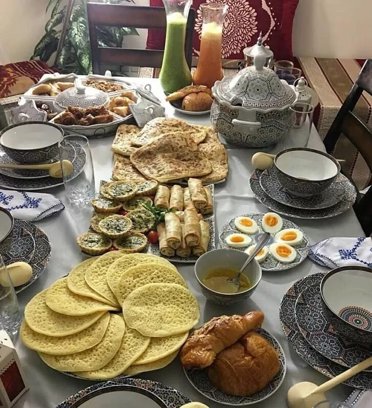 Татарский накрытый стол. Накрытый стол с блинами. Марокканская кухня. Сервированный стол с блинами. Блины сервировка.