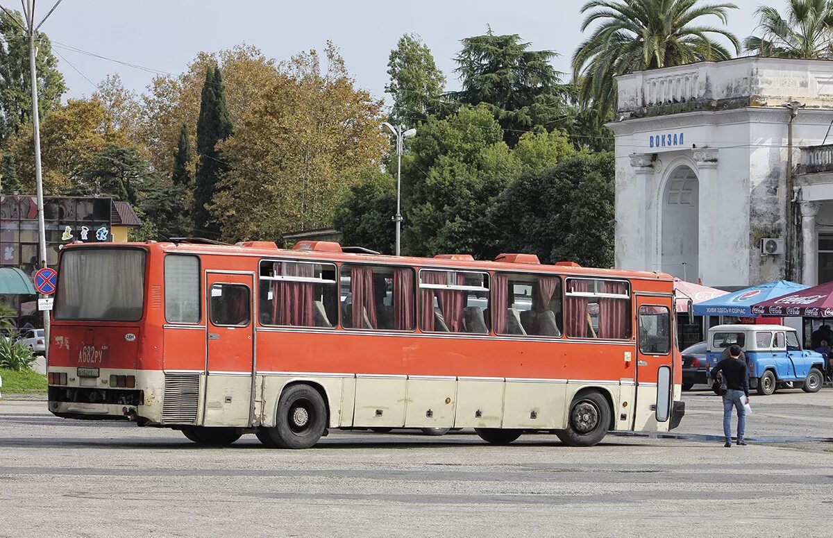 Автобусы сухуми. Икарус 250 Абхазии. Автобус Сухум. Автовокзал Сухум. Сухуми транспорт.