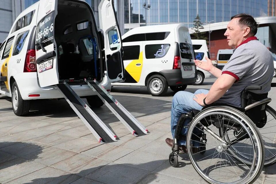 Где купить машину инвалиду. Автомобиль для инвалидов. Машина для инвалидов колясочников. Такси для людей с ограниченными возможностями.
