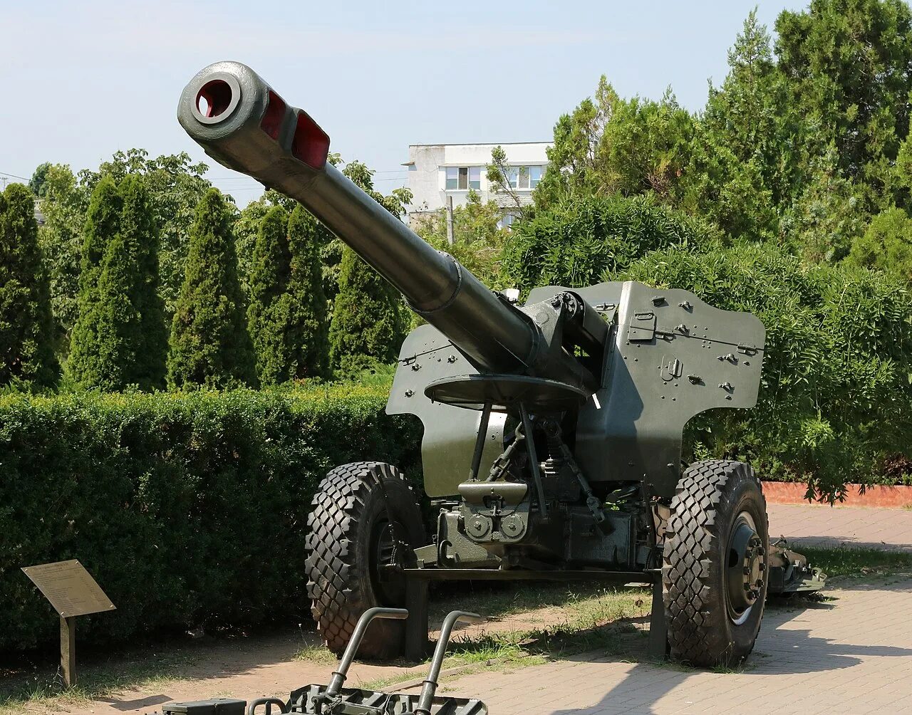 152-мм пушка-гаубица Д-20 - советская 152-мм буксируемая пушка-гаубица с ручным 