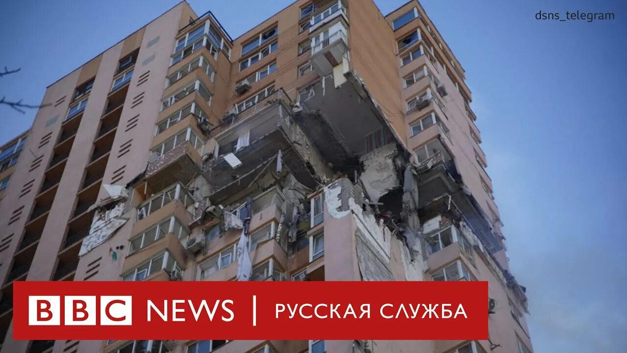В киеве ракета попала в жилой многоэтажный дом. Ракета попала в жилой дом в киеве. Разрушенный ракетой дом. Многоэтажный дом. Многоэтажный дом.
