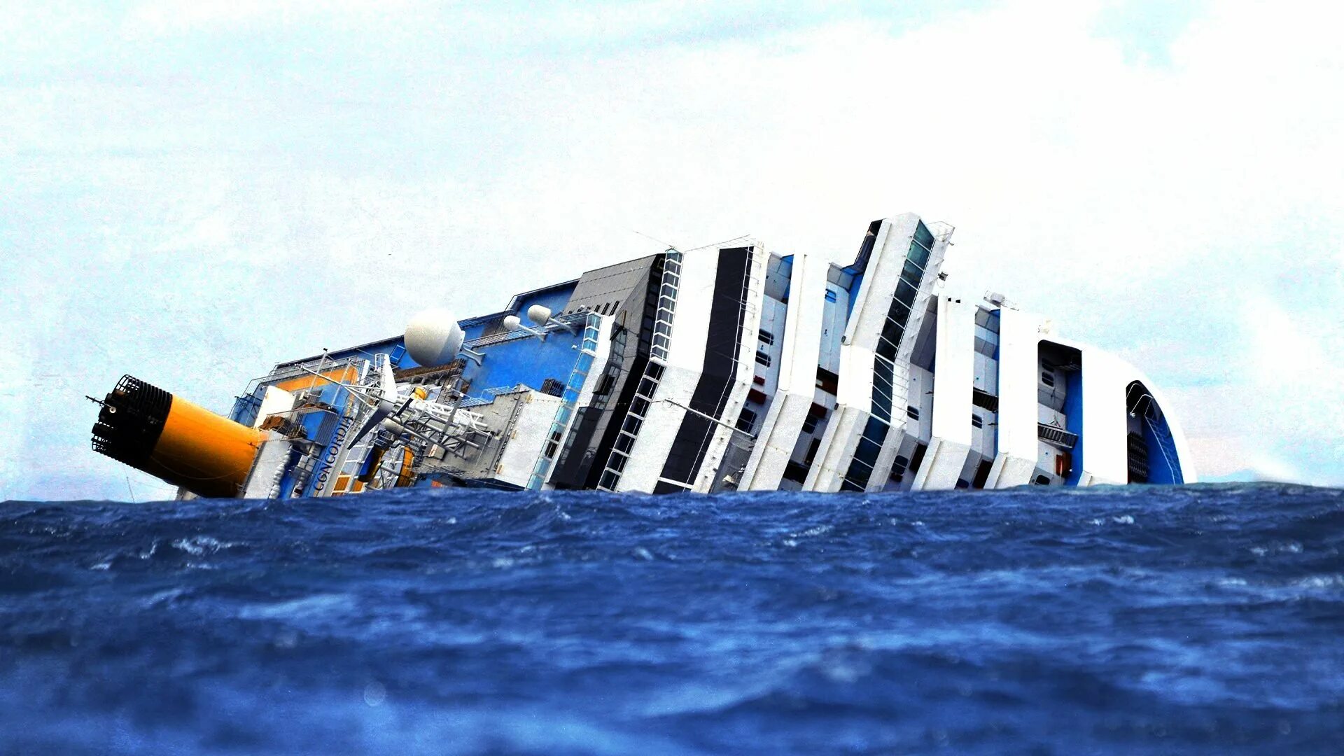 Costa concordia крушение. Корабль Коста Конкордия крушение. Крушение Коста Конкордии 2012. Коста Конкордия 2022. Затонувший лайнер Costa Concordia.