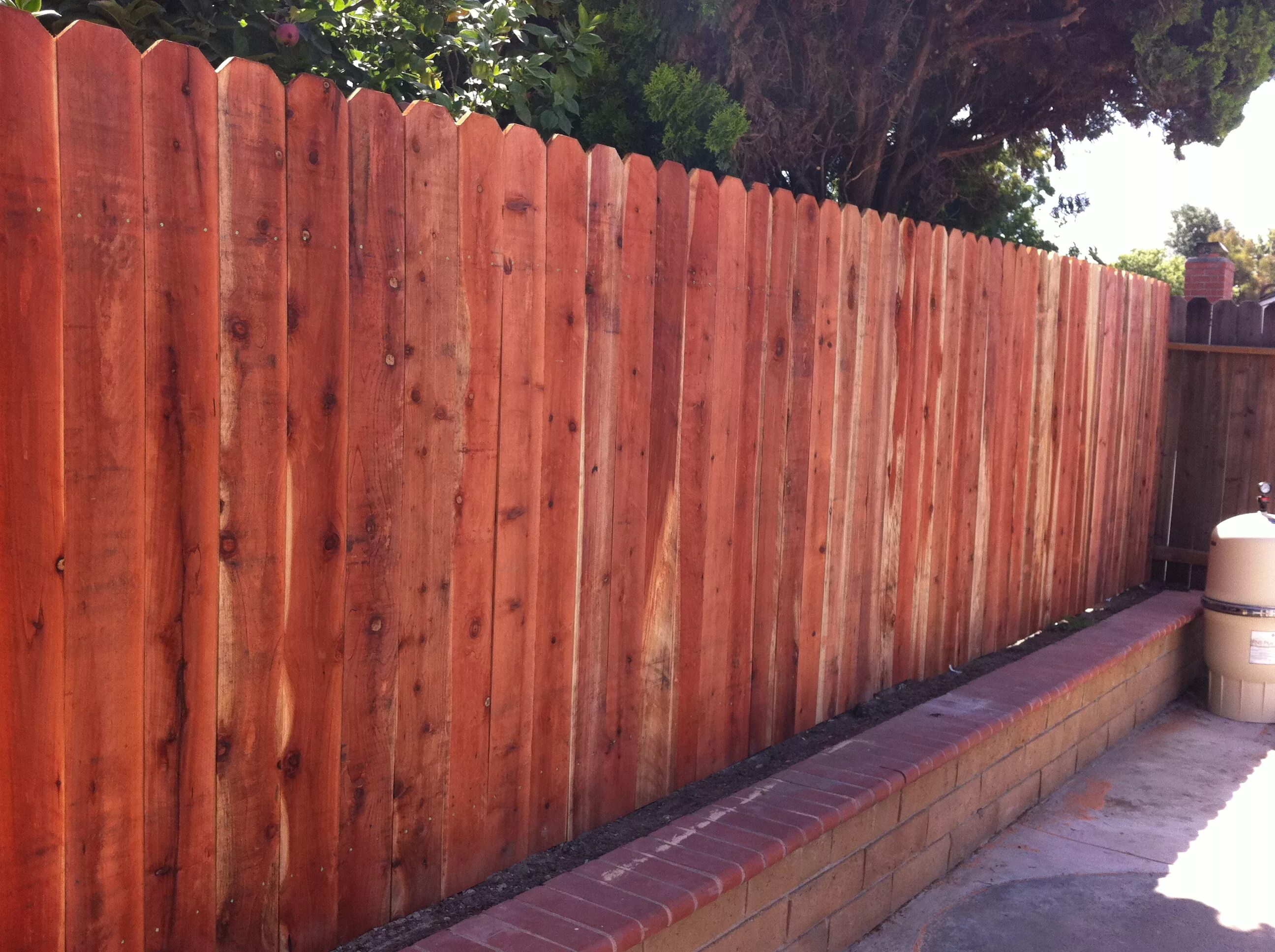 Чем покрасить деревянный забор на улице. Деревянный забор. Красивый деревянный забор. Крашеный забор из дерева. Цвет деревянного забора.