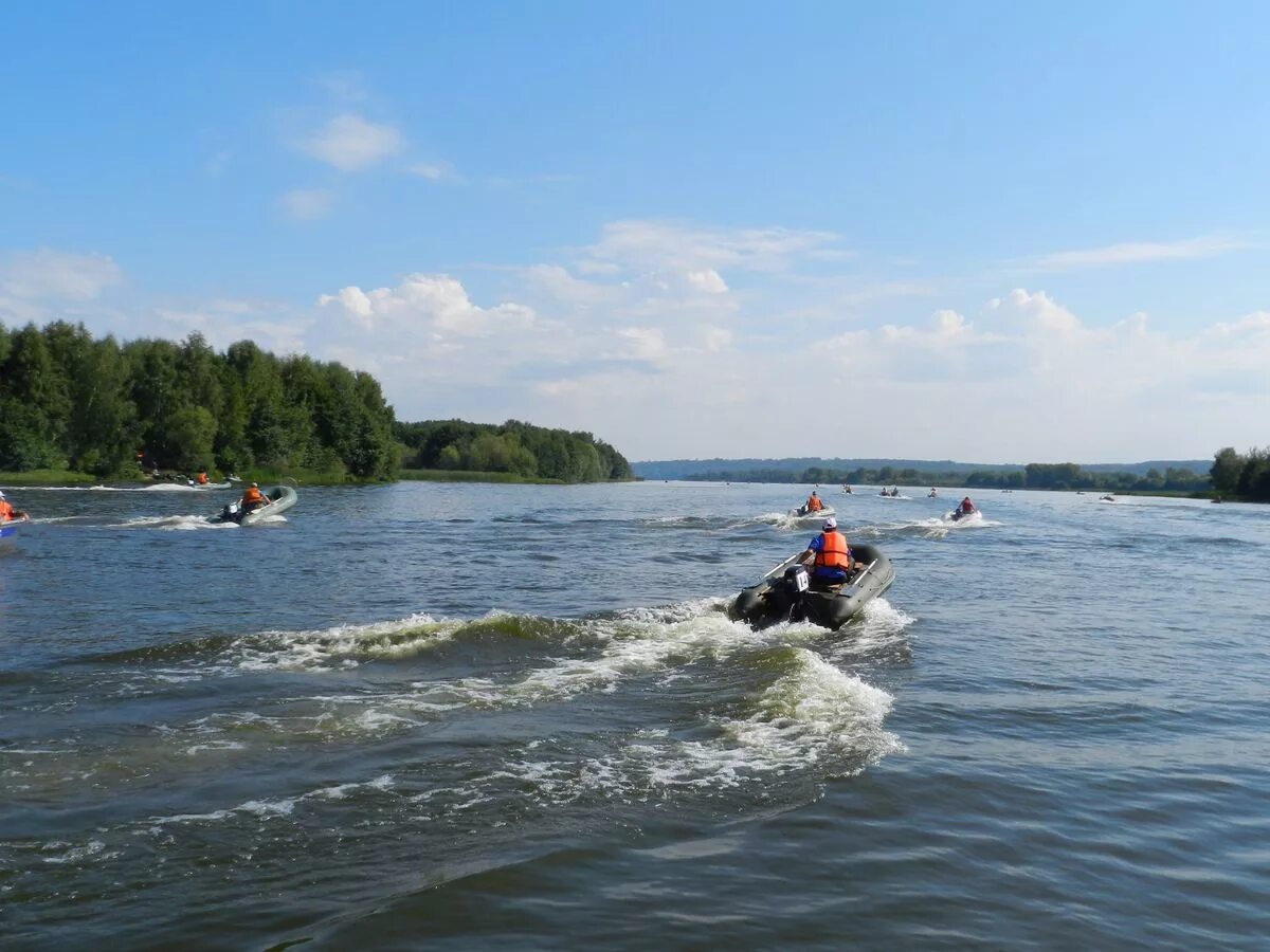 Маломерные суда нижегородская область. Байдарки Пенза. Катер на водохранилище. Лодка для рыбалки. Моторная лодка на реке.