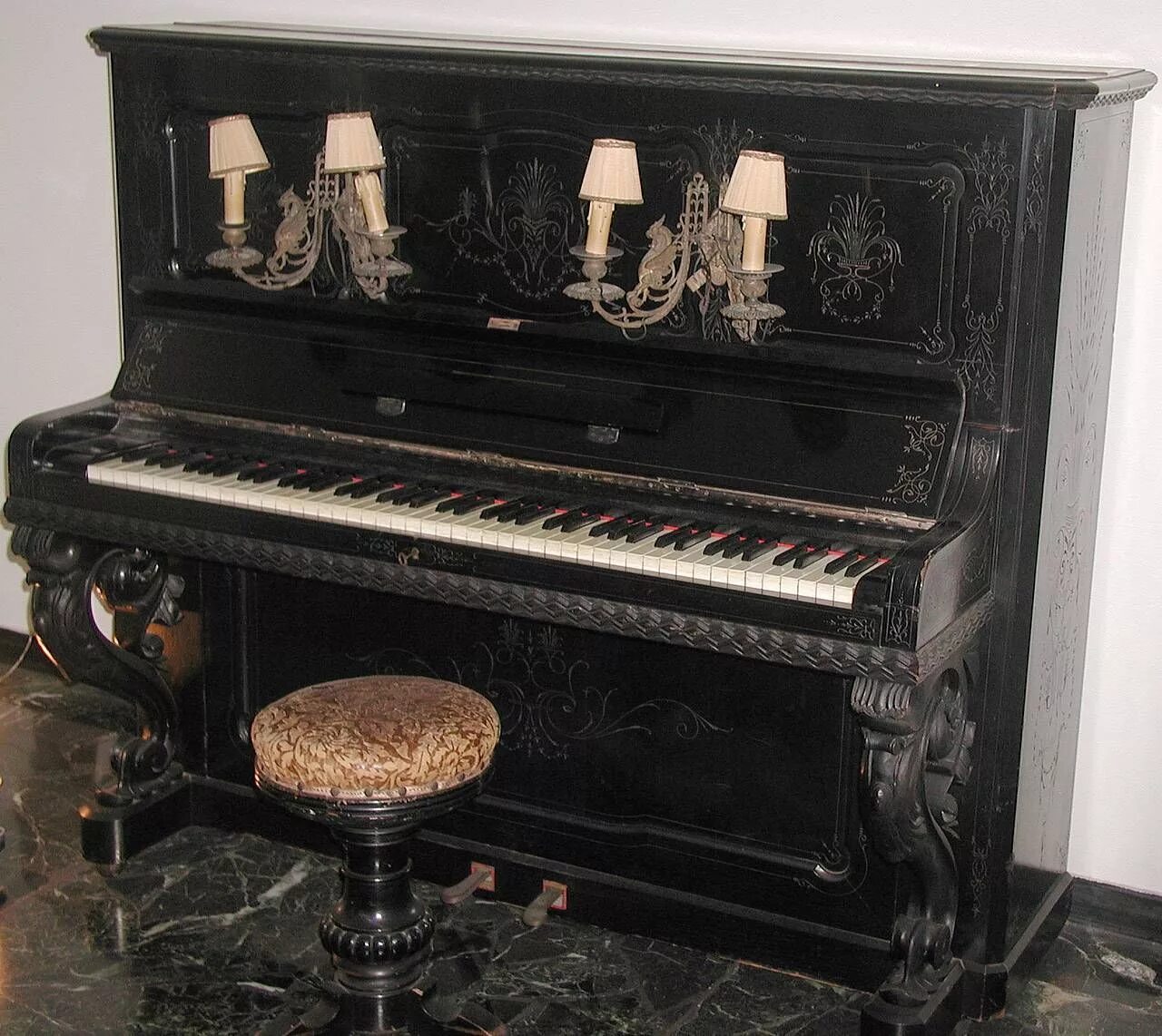 Старинное название фортепиано. Пианино Беккер 19 век с канделябрами. Антикварное пианино к. Гетце 1883 года. C Bechstein пианино Антиквар. Пианино Вебер антикварное.