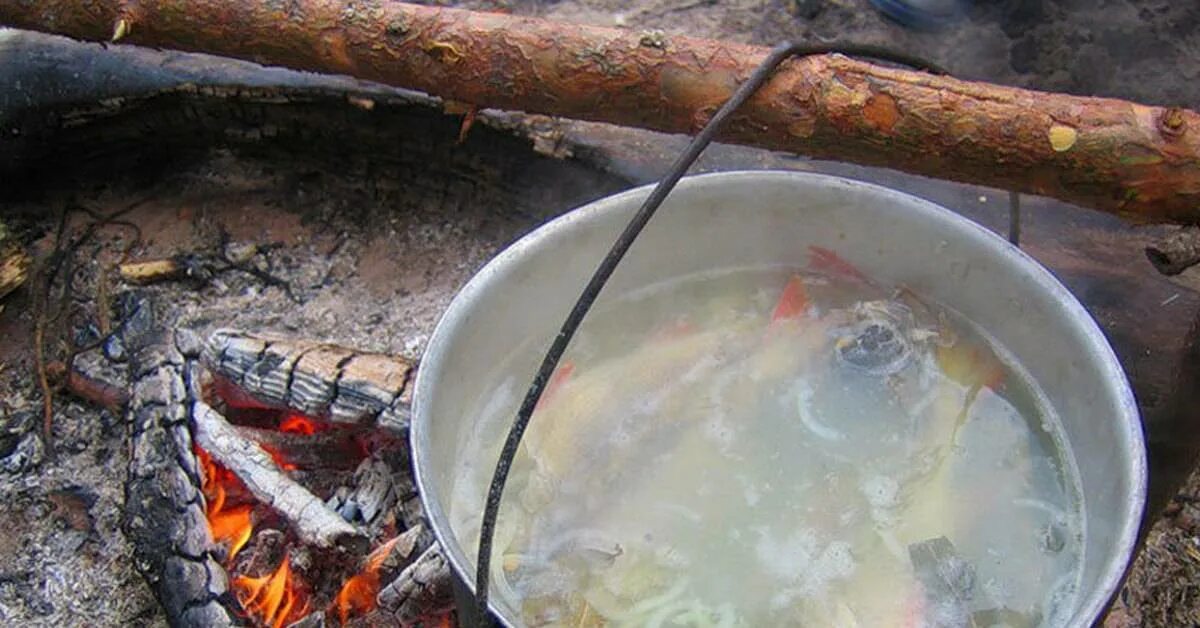 Уха в казане на костре. Уха в котелке. Уха на природе в котелке. Уха из семги на костре. Уха на костре.