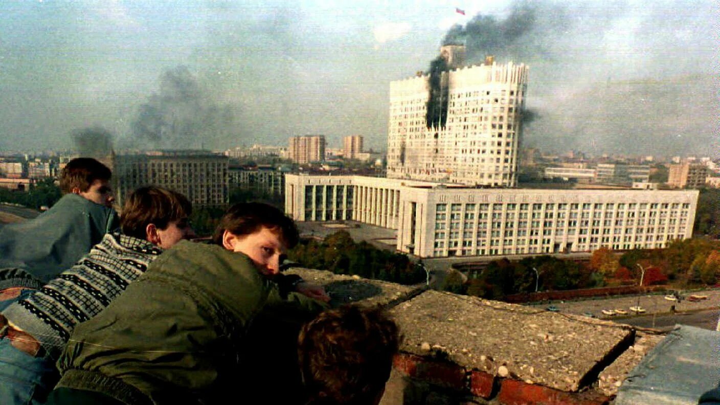 Белый дом москва 1993 обстрел. Дом расстрел. Дом расстрел. Штурм дома правительства 1993. 1993 белый дом обстрел.