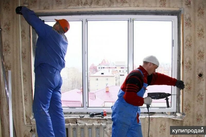 Установщик окон. Замена окон в квартире пластиковые. Старые пластиковые окна. Демонтаж подоконника. Монтаж окон пвх.