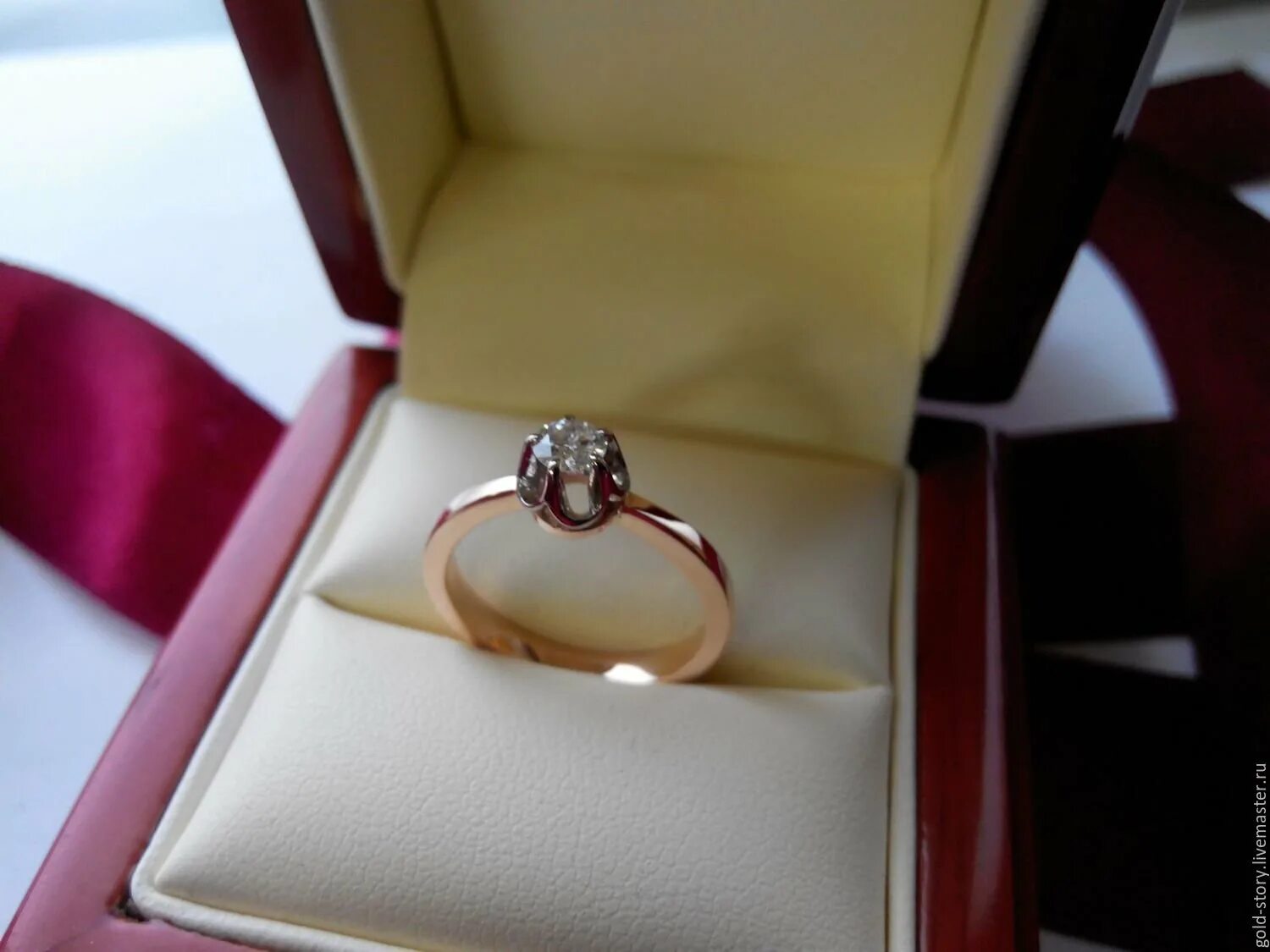 Получить кольцо в подарок. Золотое кольцо с бриллиантами иа11320 Адриа. Кольцо с бриллиантом в коробочке. Помолвочное кольцо в коробочке. Подарок кольцо девушке.