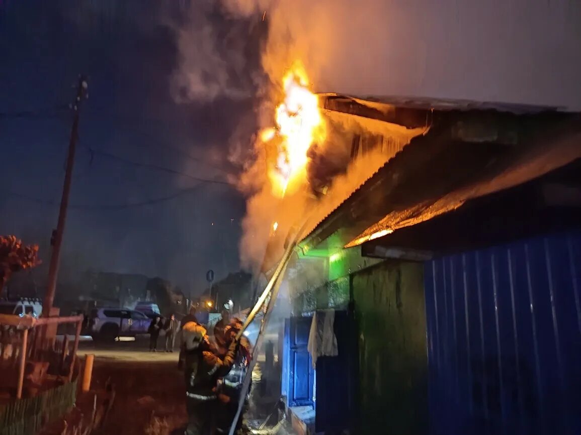 Пожар на северных омск. Горящие омск. Пожар в омске сейчас в амуре. Сгорело здание в омске. Ночью сгорел дом на старой московке омск 12 декабря 2022 года.