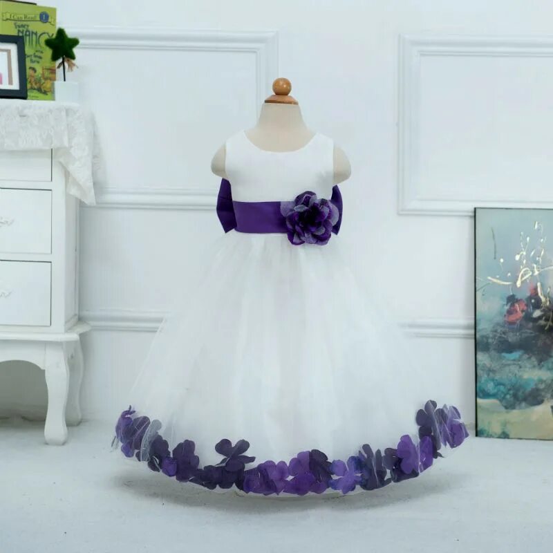 Белое фиолетовое платье. Свадебное платье белое с фиолетовым. Фиолетовое платье для девочки. Платье белое с сиреневым. Бело-фиолетовое платье для девочки.