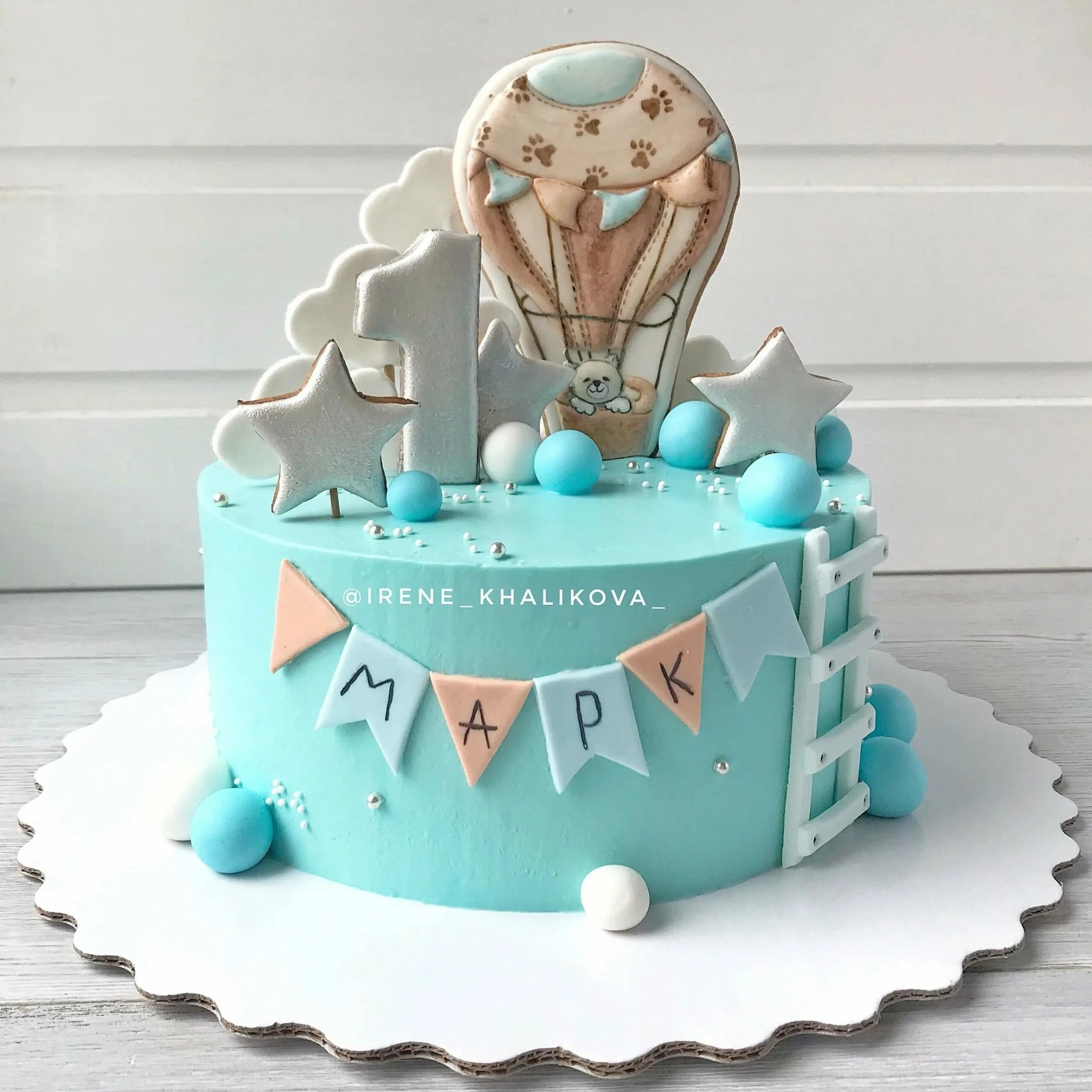 Оформление торта на день рождение мальчика. Торт на день рождения мальчику 1 годик. Торт на ц годика мальчику. Торт для мальчикона годик. Тортик на годик мальчику.