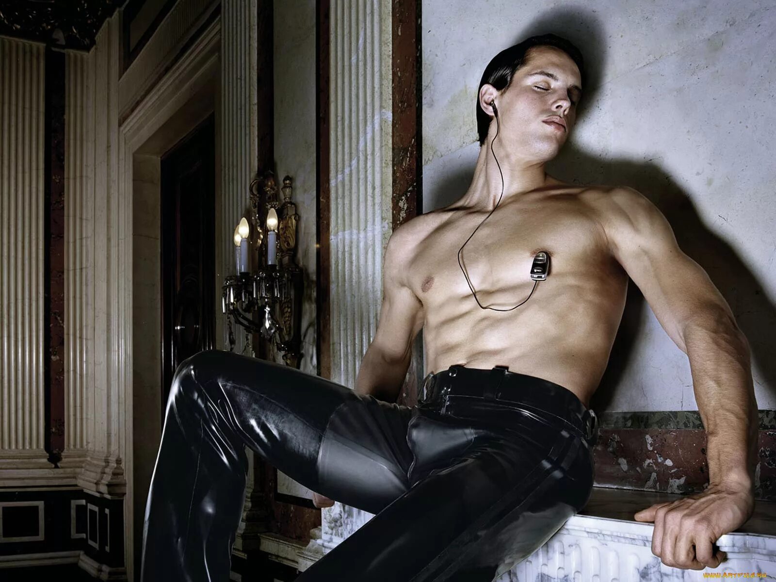 Связанный мужчина. Парень раб. Связала парня рабы. Парень в цепях. Связала парня рабы.