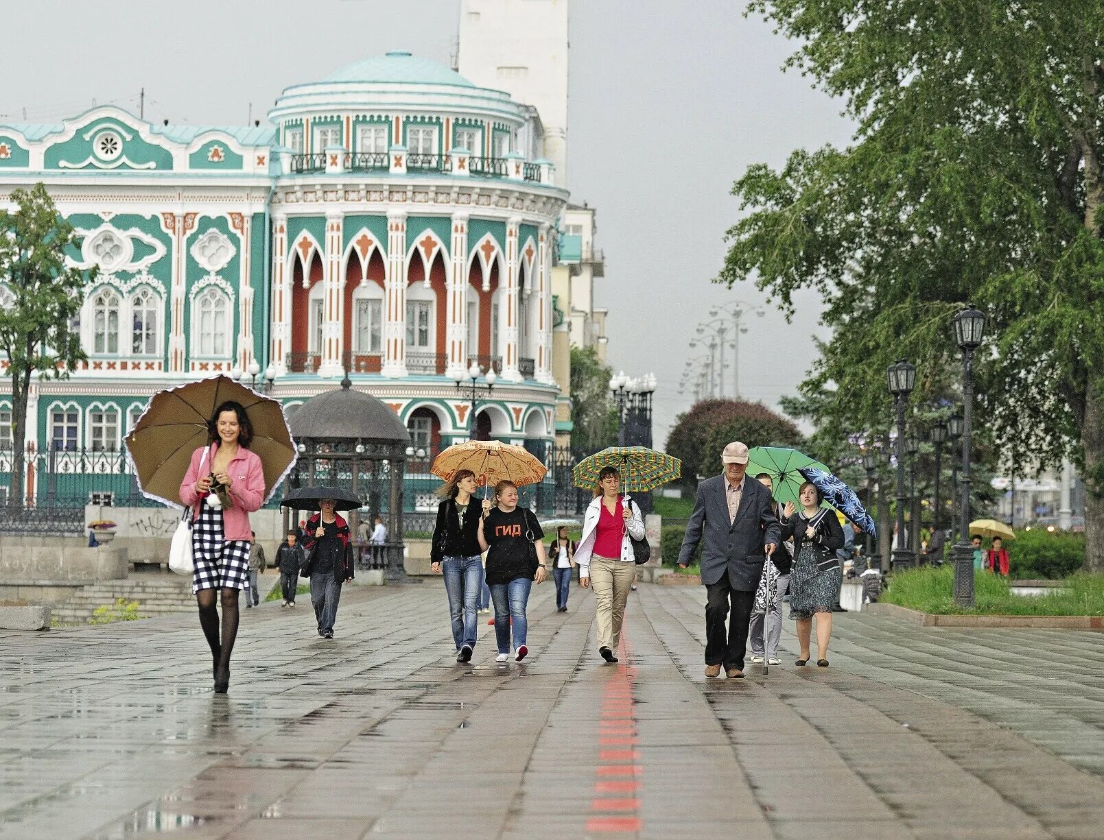 В екатеринбурге можно оформить. Театр на Плотинке Екатеринбург. Плотинка лето 2022 Екатеринбург. Екатеринбург достопримечательности экскурсии. Экскурсия в ЕКБ люди.