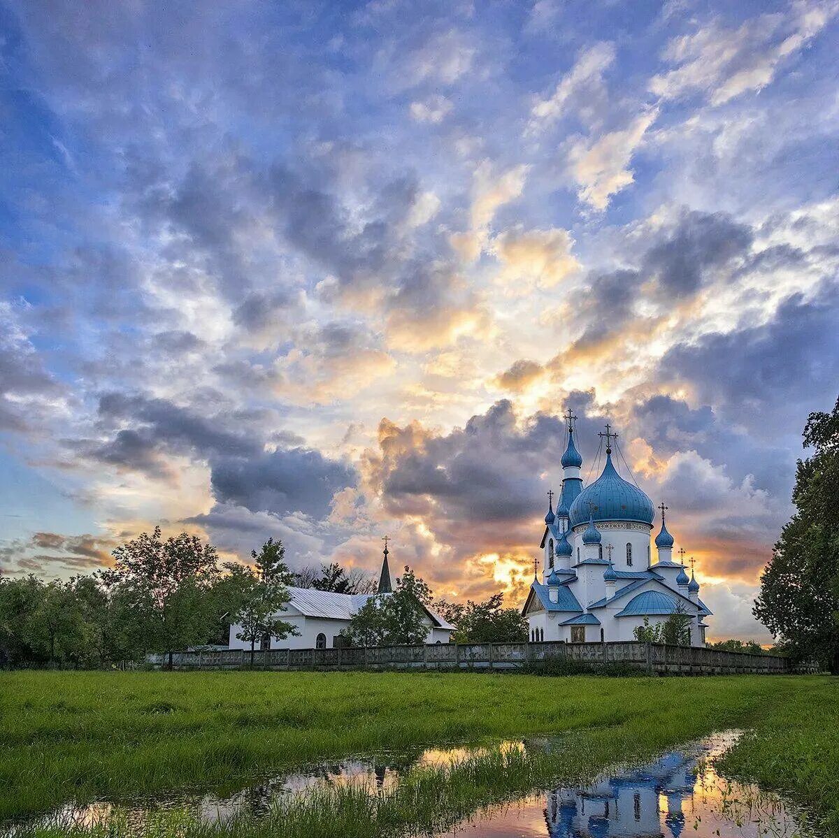 Православные картинки. Церковь и природа. Храм природа. Храм лето. Красивые храмы на природе.