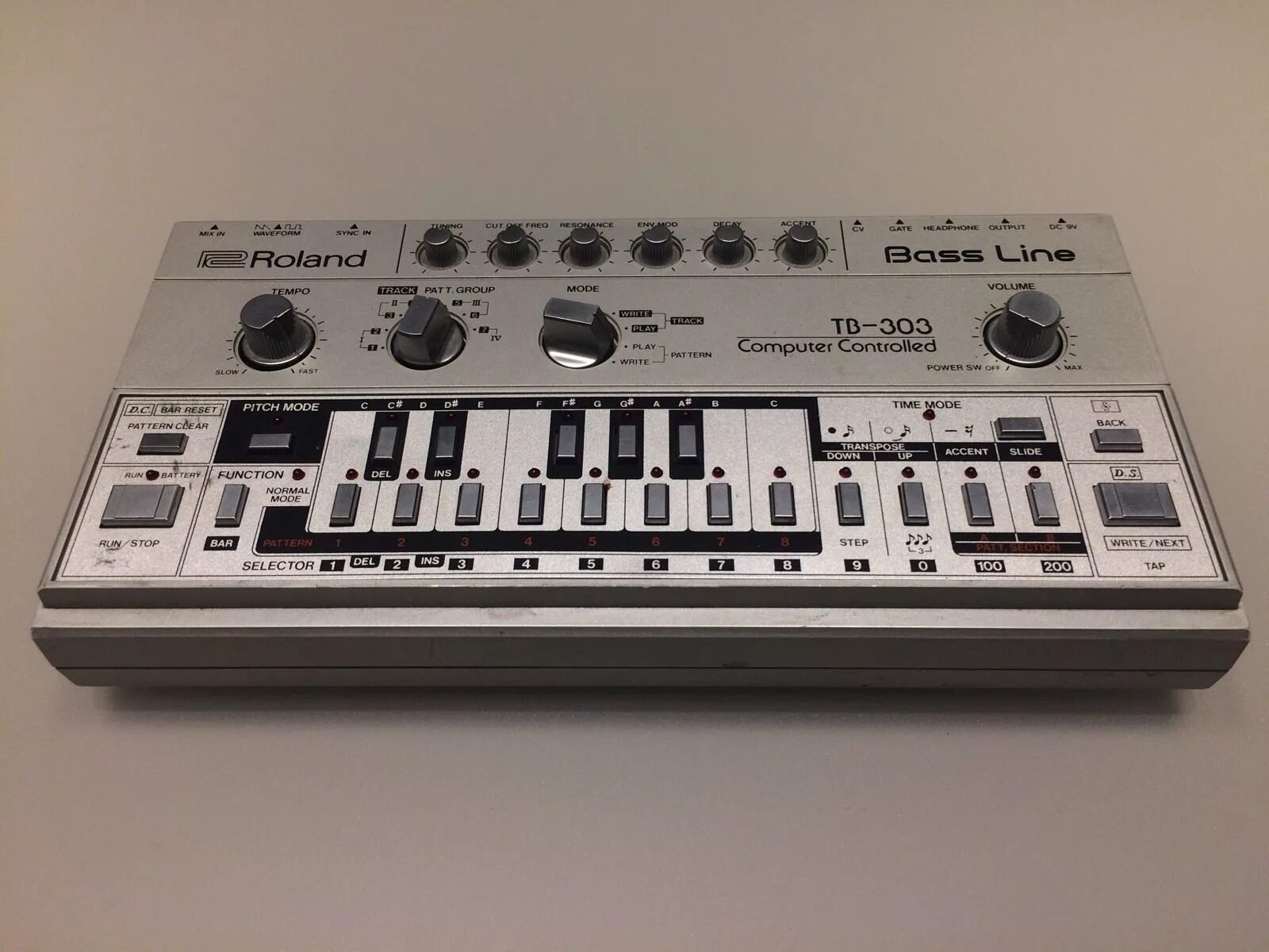 Roland TB-303. Roland gr 303. Korg 2022 синтезатор. Roland gr33 примочка.