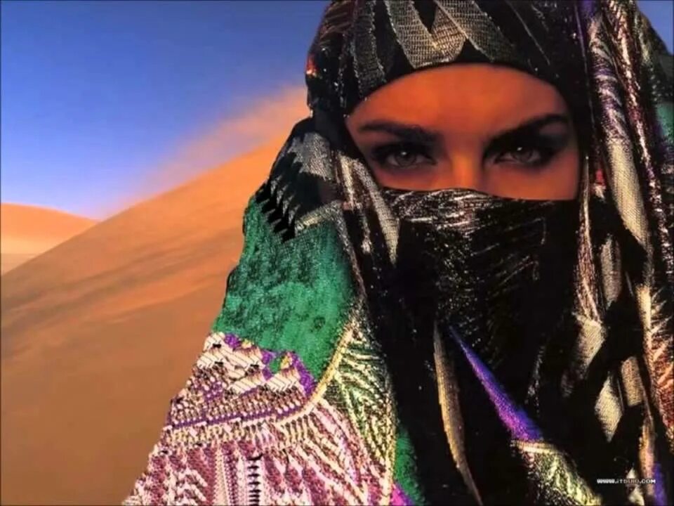 Девушки ближнего Востока. Восточная женщина в пустыне. Красивые восточные женщины. Арабская женщина в пустыне.