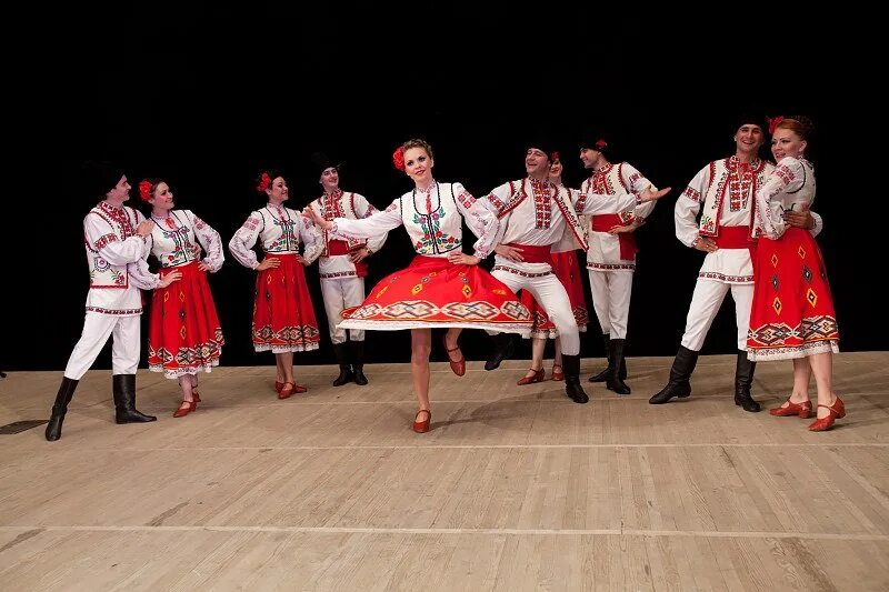 Молдовеняска. Молдовеняска молдавский народный танец. Ансамбль Виорика. Сырба молдавский танец. Ансамбль жок молдавский.