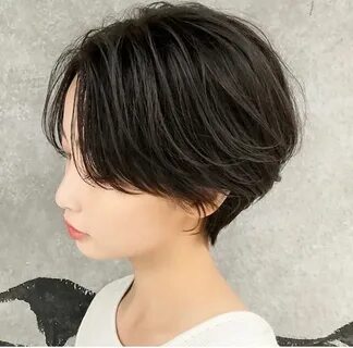 Таняны екі адам біліп жатыр