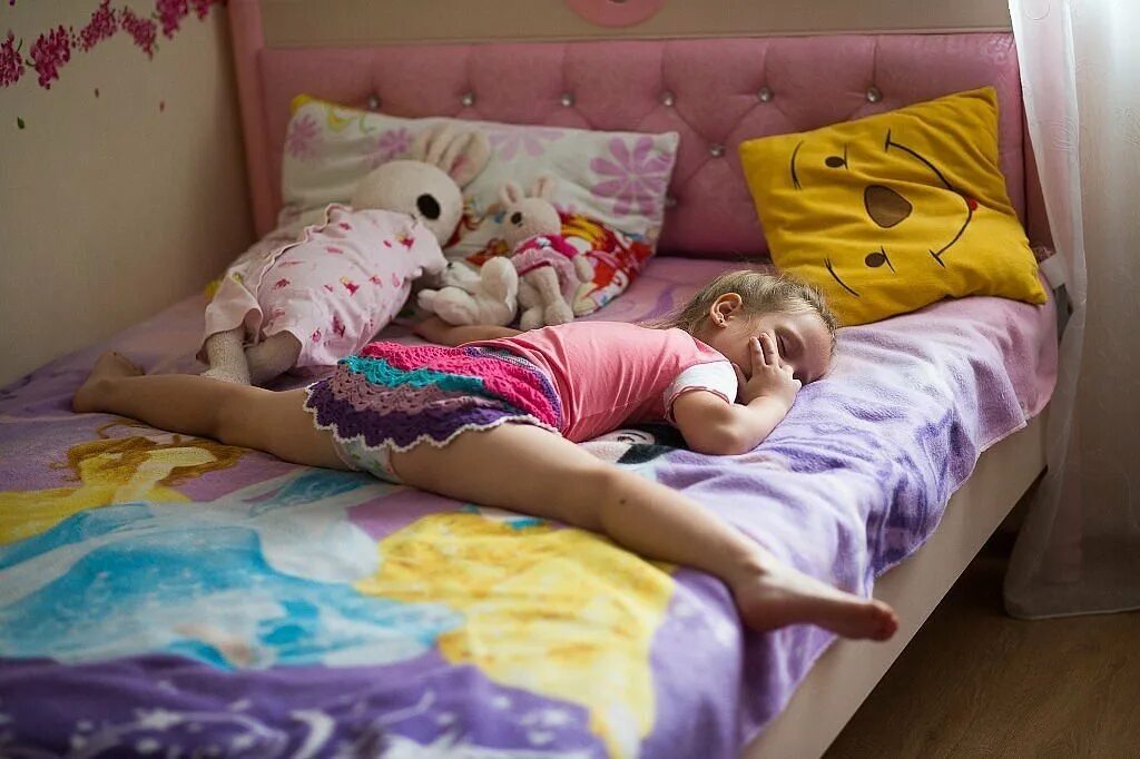 Кровать для детей. Спящие мвоенькие девоч. Мелкие девчушки в кровати. Залезла спящему в кровать