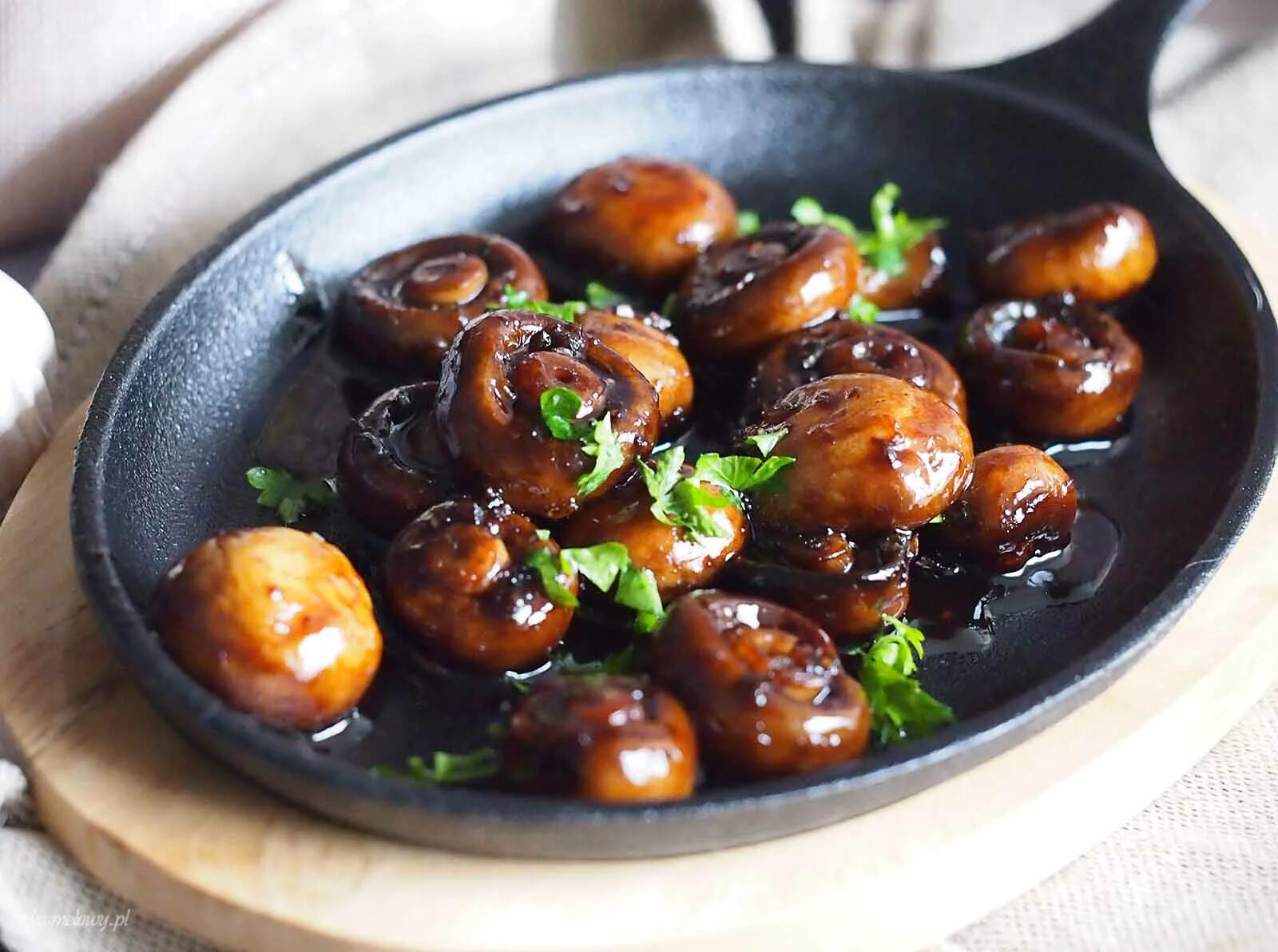 красивые блюда из грибов. грибы в соевом соусе в духовке. грибы шампиньоны в соевом соусе. грибочки запеченные в духовке. шампиньоны в соевом соусе на сковороде.