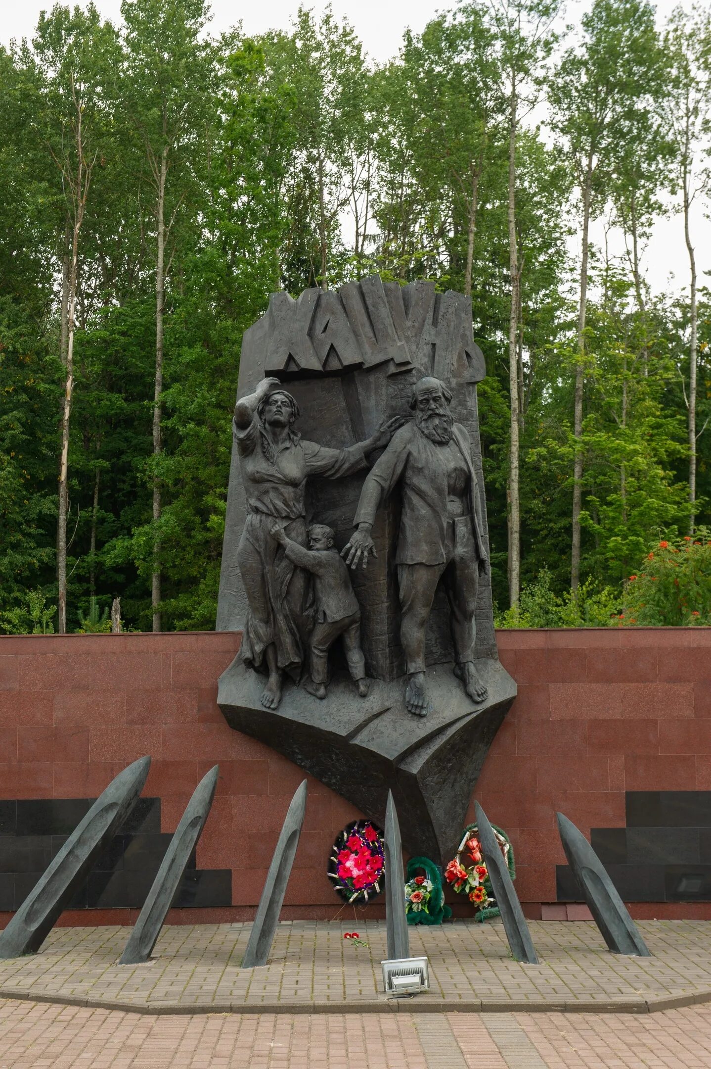 Хацунь брянская область какой район. Хацунь мемориальный комплекс Брянск. Музей Хацунь Брянская область. Хацунь памятник. Гранитный Обелиск мемориальный комплекс Хацунь.