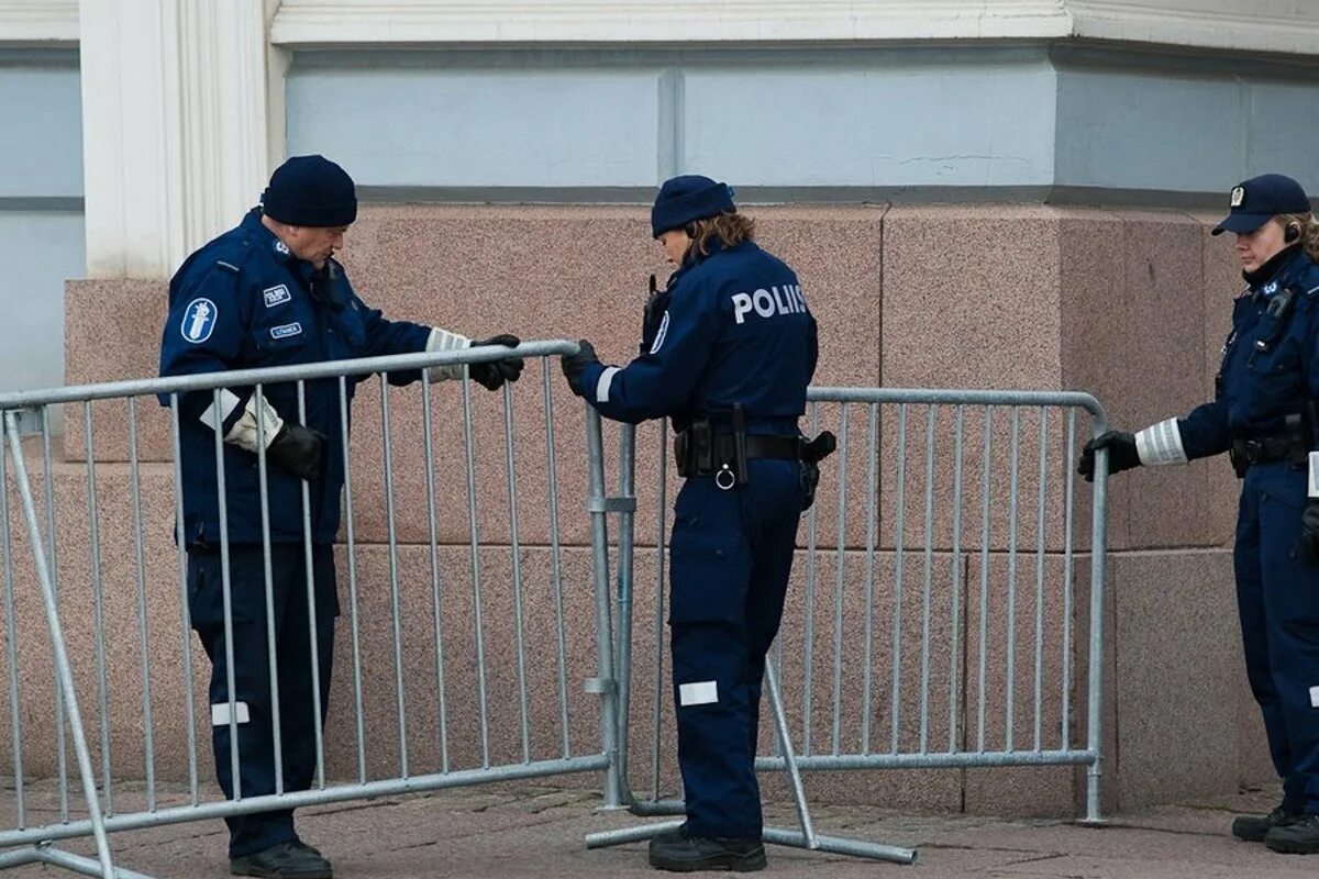Финская полиция. Полиция Финляндии. Фото финских полицейских. Финляндские полицейские приставы. Срок за нападение
