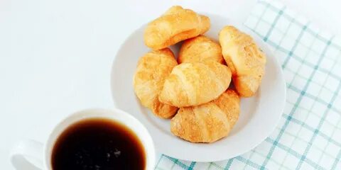 Рогалики из слоеного теста с вареной сгущенкой