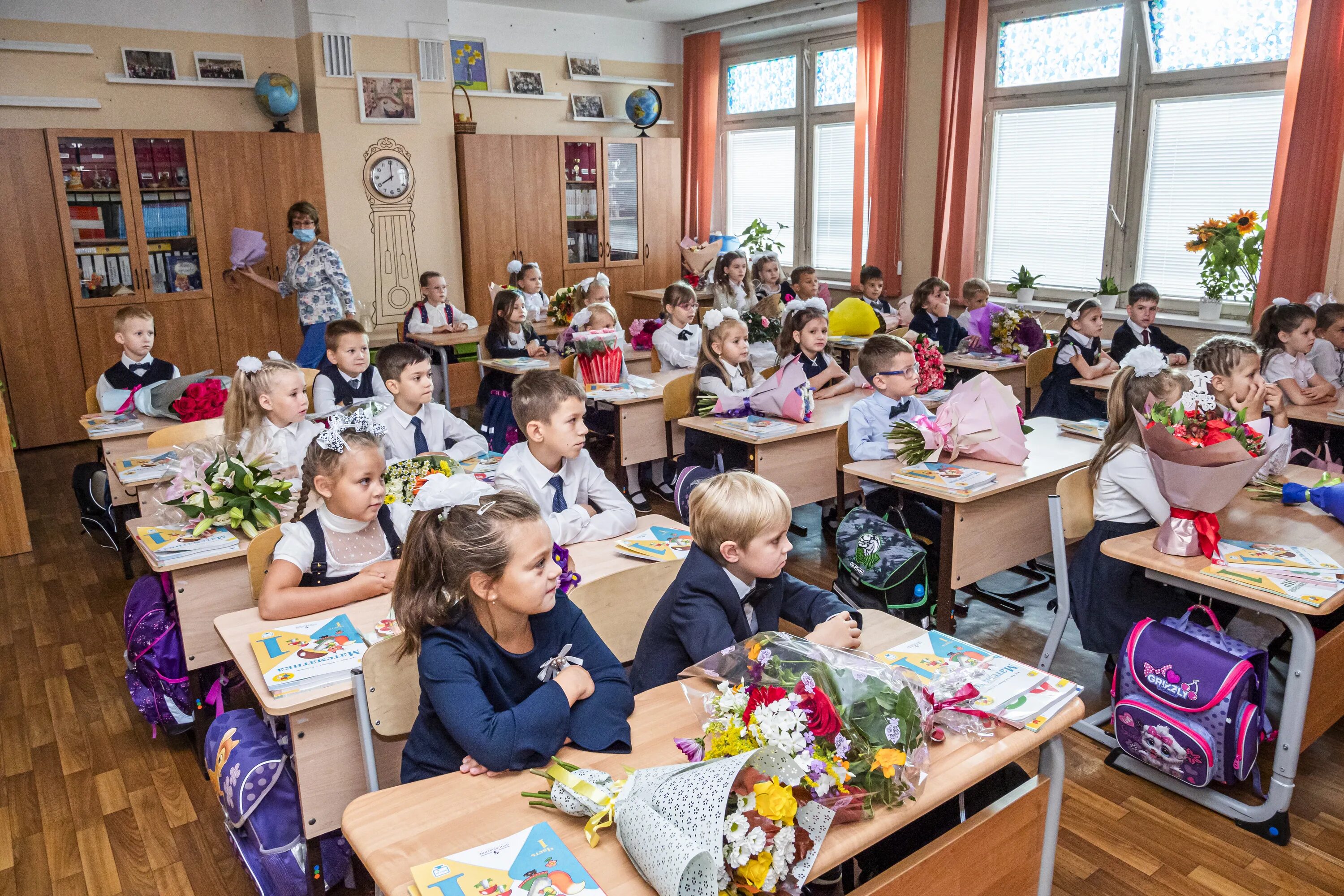 Пойдут ли в школы 1 сентября. Дети в школе первый класс. Школа 1 сентября. Школа первоклассника. Школа первый класс.