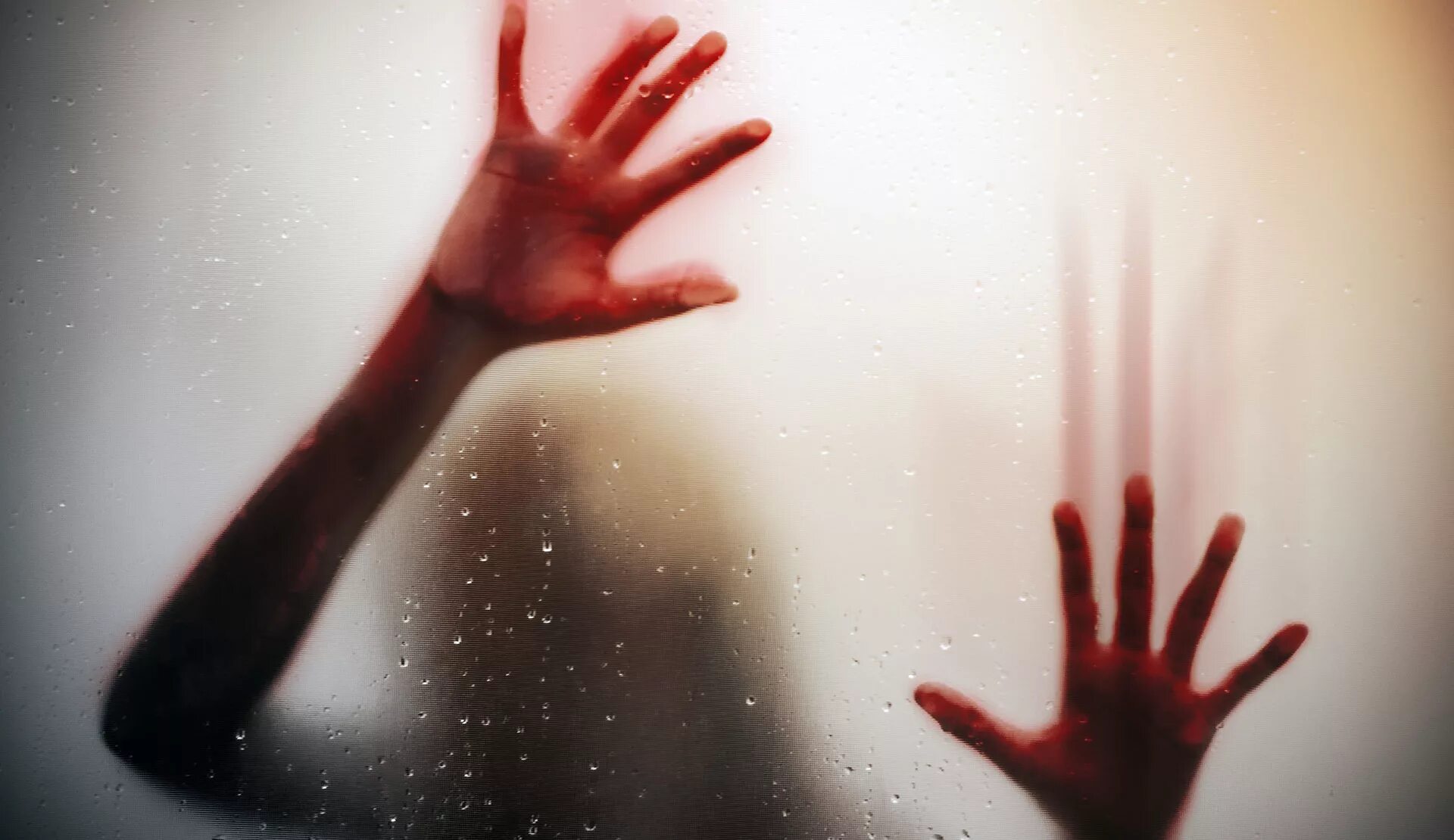 стекает по запястью