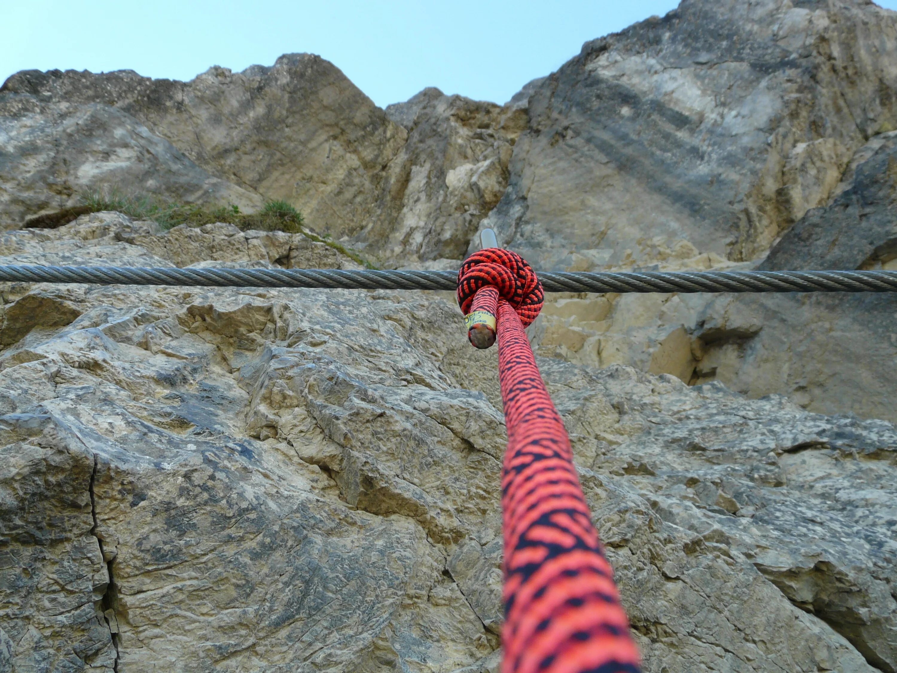 Имитация обрыва рабочего каната. Имитация обрыва рабочего каната. Парень на обрыве. Канатоходец в горах. Гора хуаншань тропа смерти.