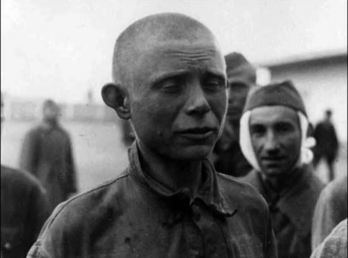 После освобождения из плена. Лагерь советских военнопленных 1941. ВОВ советские военнопленные 1941. Немецкие лагеря для военнопленных 1941 1945. Советские военнопленные в лагерях третьего рейха.