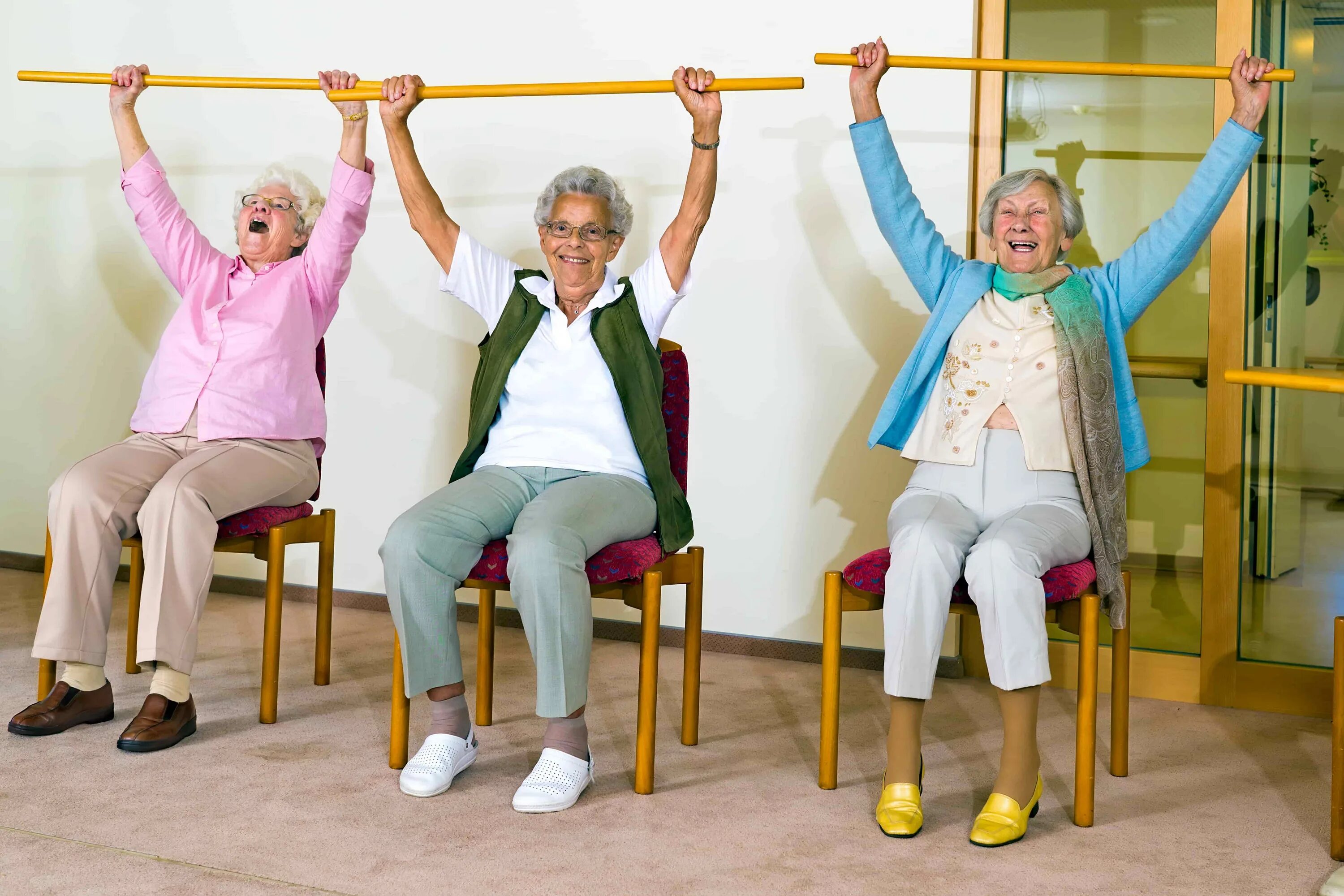 Зарядка на стуле для пожилых. ЛФК для пенсионеров. Пожилые люди спорт. Лечебная физкультура для престарелых. Координация пожилые