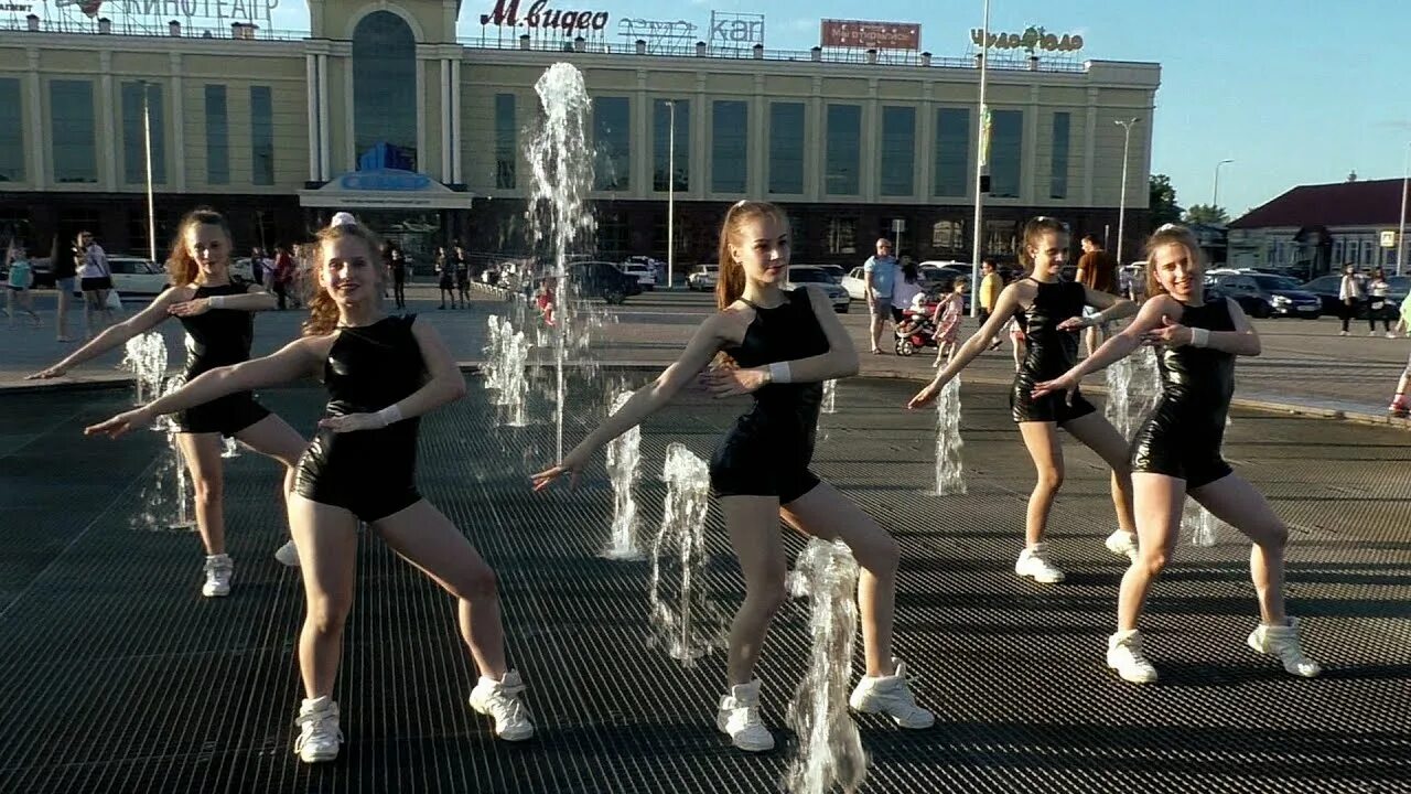 Танцы бузулук. Танцы в фонтане. Занятие в Бузулуке танцами. Танец на площади на Бузулук ТВ.